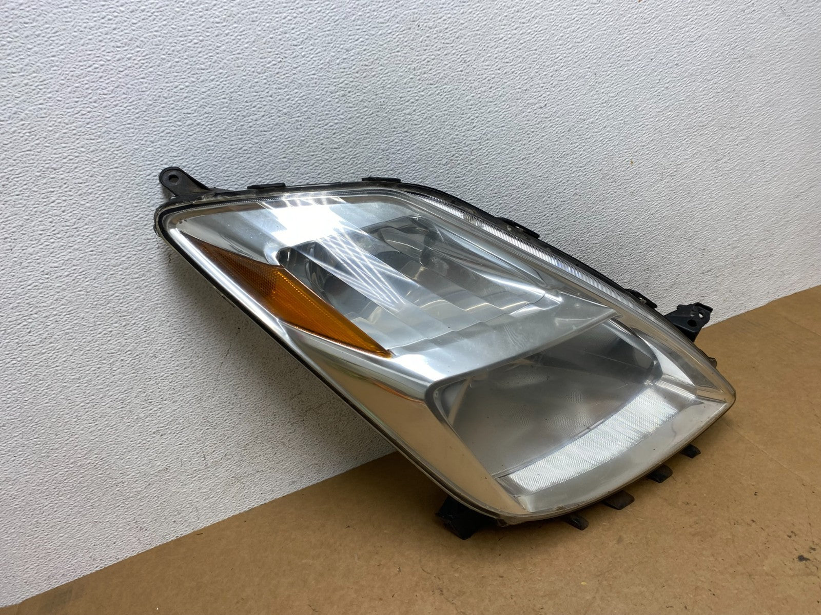 2004-2005 Toyota Prius Right Passenger RH Halogen Headlight AE3182 DW2