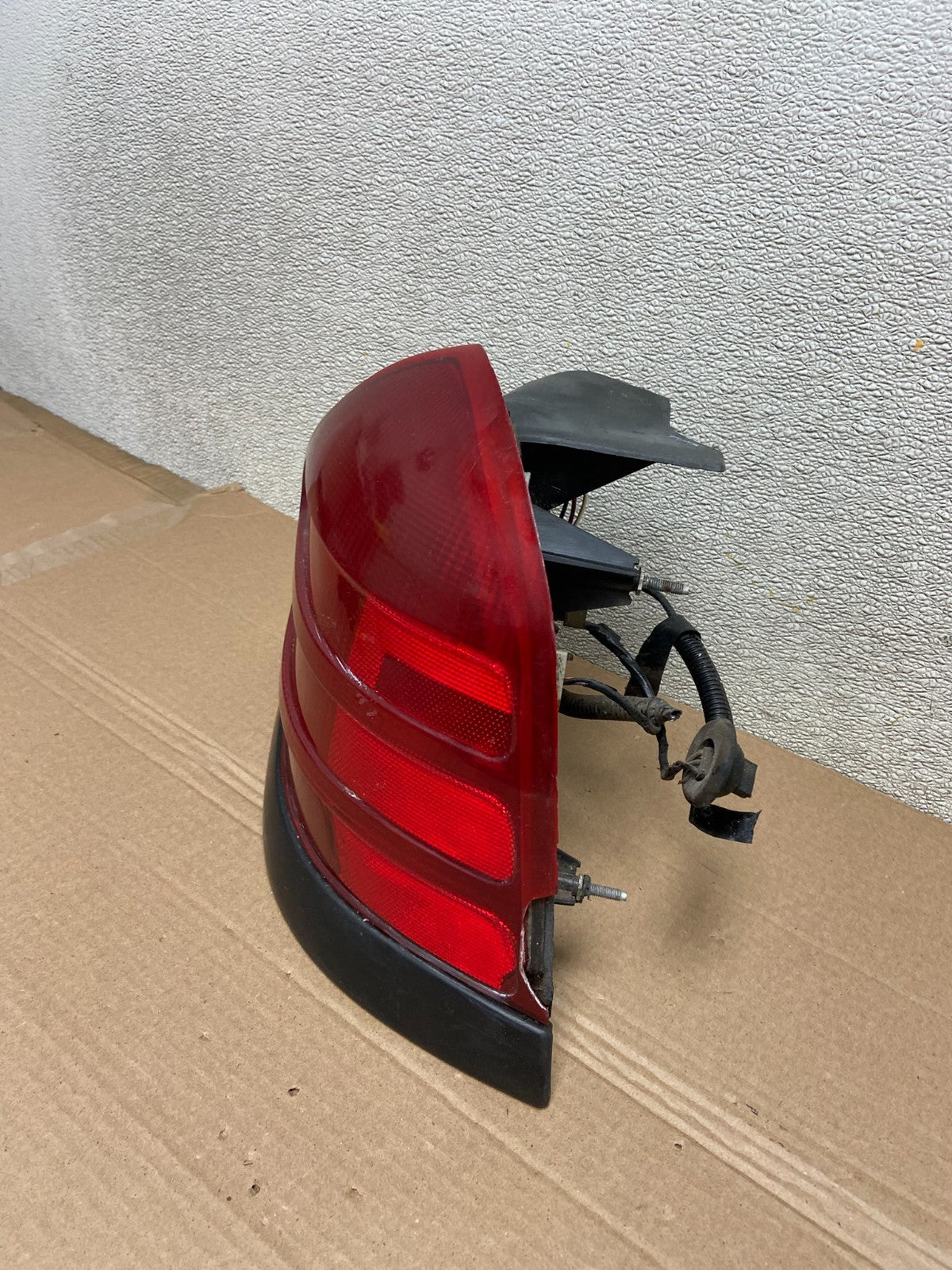2003-2011 Ford Crown Victoria Right Passenger Rh Side Tail Light Oem AB0972 LK1