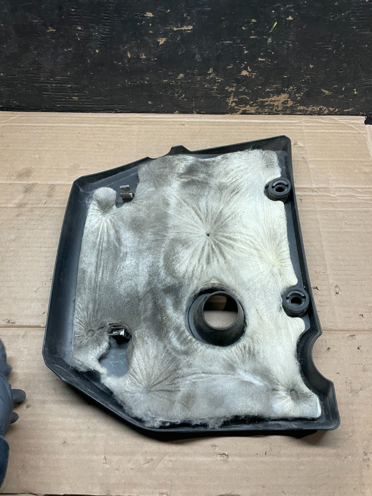 2004 to 2009 Mazda 3 DOHC 16 VALVE Engine Shield Top Cover Oem V2821 DG7