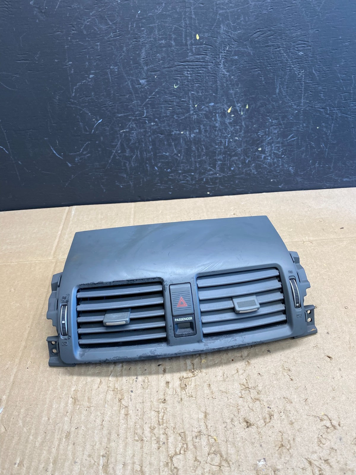 2009-2011 Kia Borrego Center Dash Hazard Air Vent Trim Panel 84740-2J50 AC4805DG0