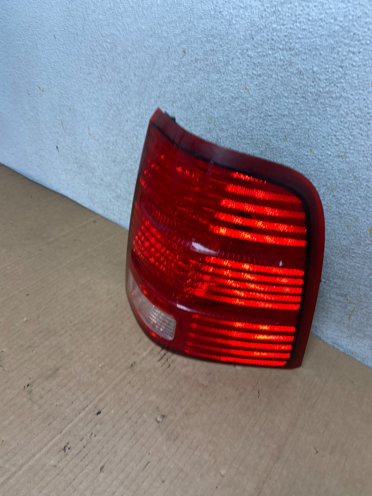 2002 to 2005 Ford Explorer Right Passenger Rh Side Tail light AI8454 LK1