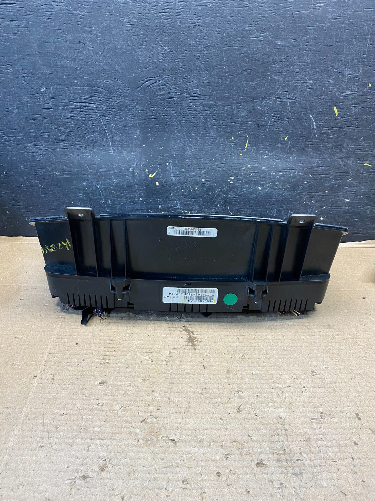 2005 Dodge Durango Speedometer Instrument Cluster Gauge OEM R2879 DG4