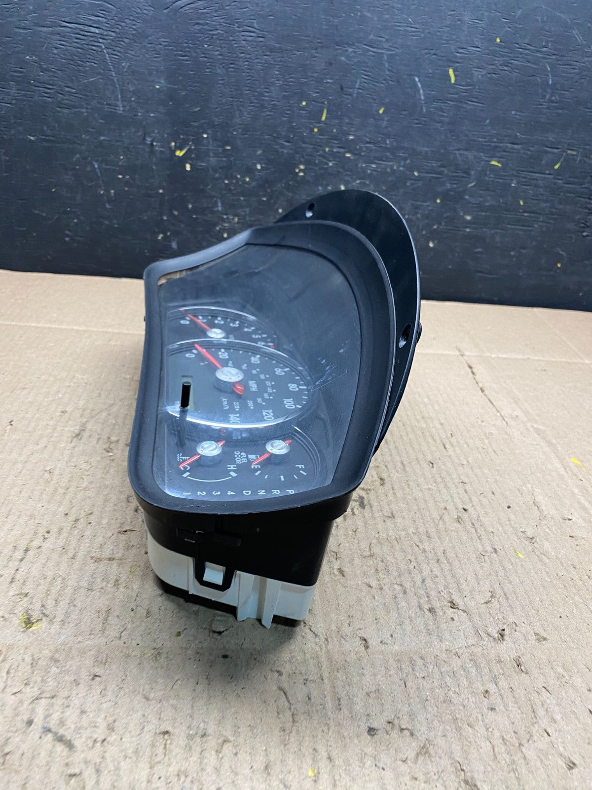 2008 - 2011 Mitsubishi Endeavor Speedometer Cluster Gauge 8100a982 R6180 DG3