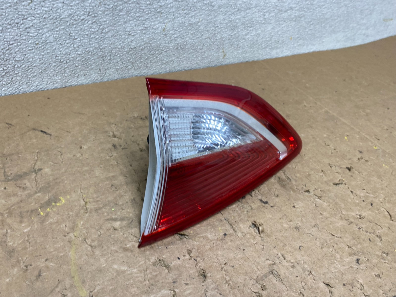 2013 to 2016 Ford Escape Right Passenger RH Side Inner Tail Light OEM V6105 DW1