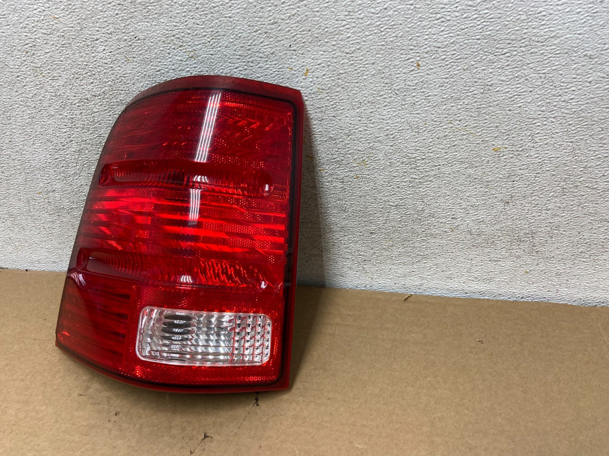 2002 to 2005 Ford Explorer Left Driver Lh Side Tail light AH4418 DW2