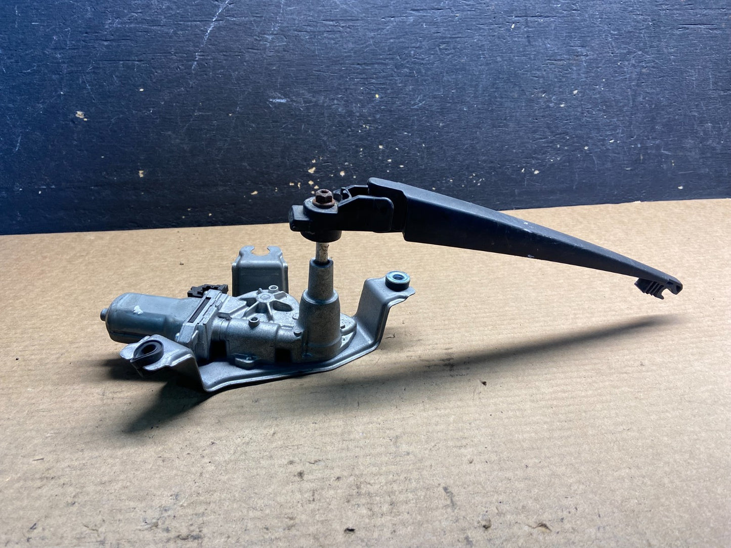 2014-2021 Dodge Durango  Tailgate Back Door Rear Wiper Motor Wiper AA0681 DG3