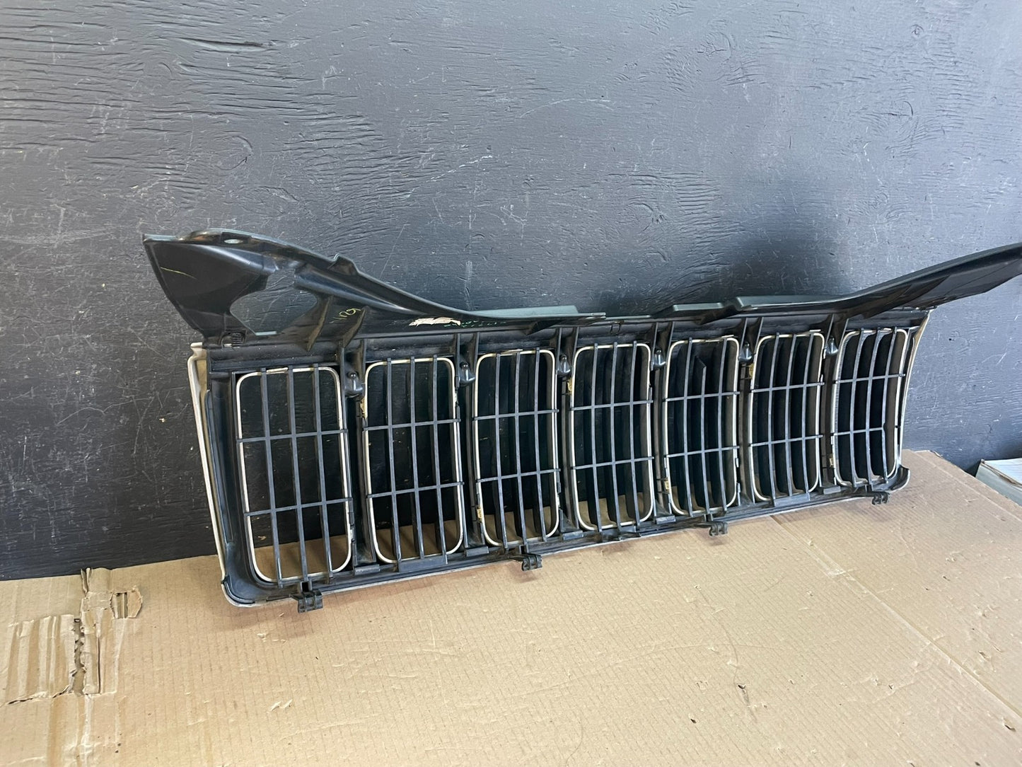 2005 2006 2007 Jeep Grand Cherokee Front Upper Grill Grille AE3593 DG5