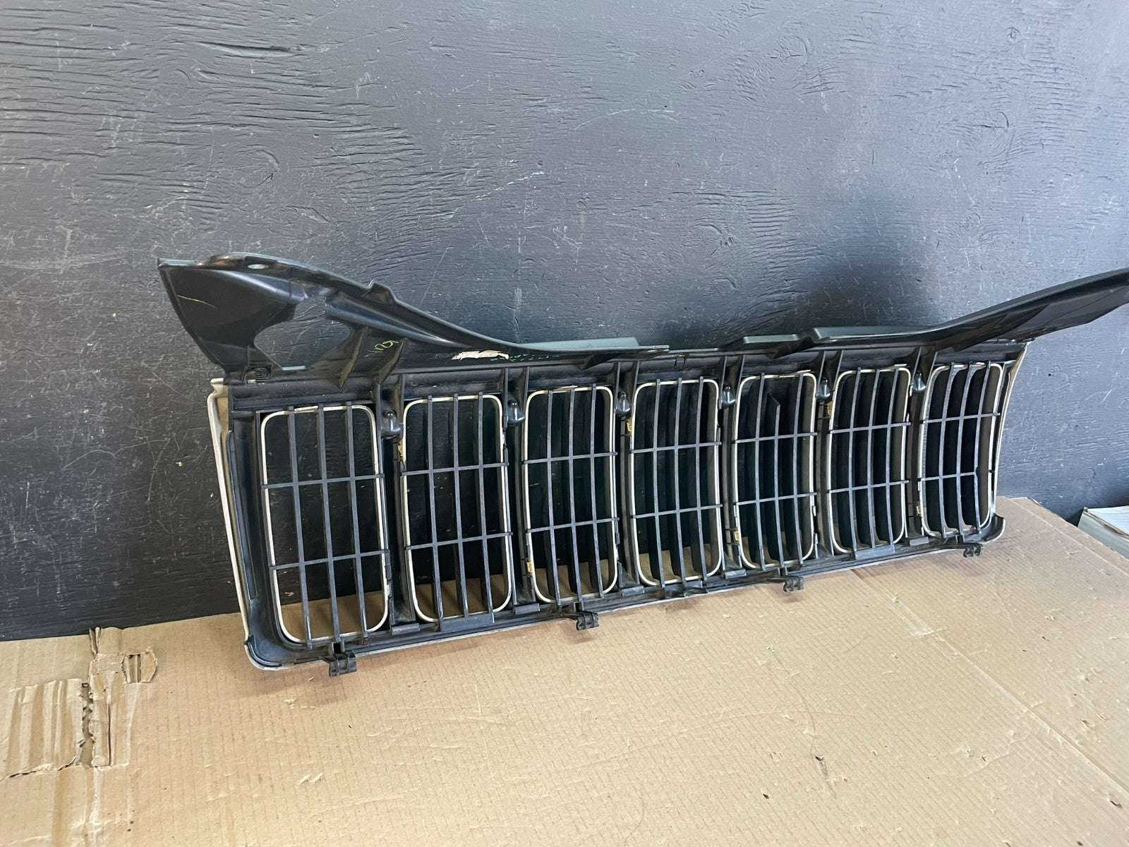 2005 2006 2007 Jeep Grand Cherokee Front Upper Grill Grille AE3593 DG5