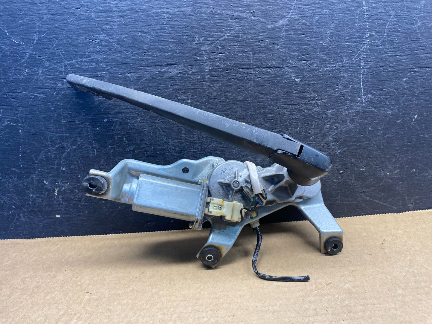 2005 to 2009 Subaru Legacy Outback Rear Windshield Wiper Motor AF76740