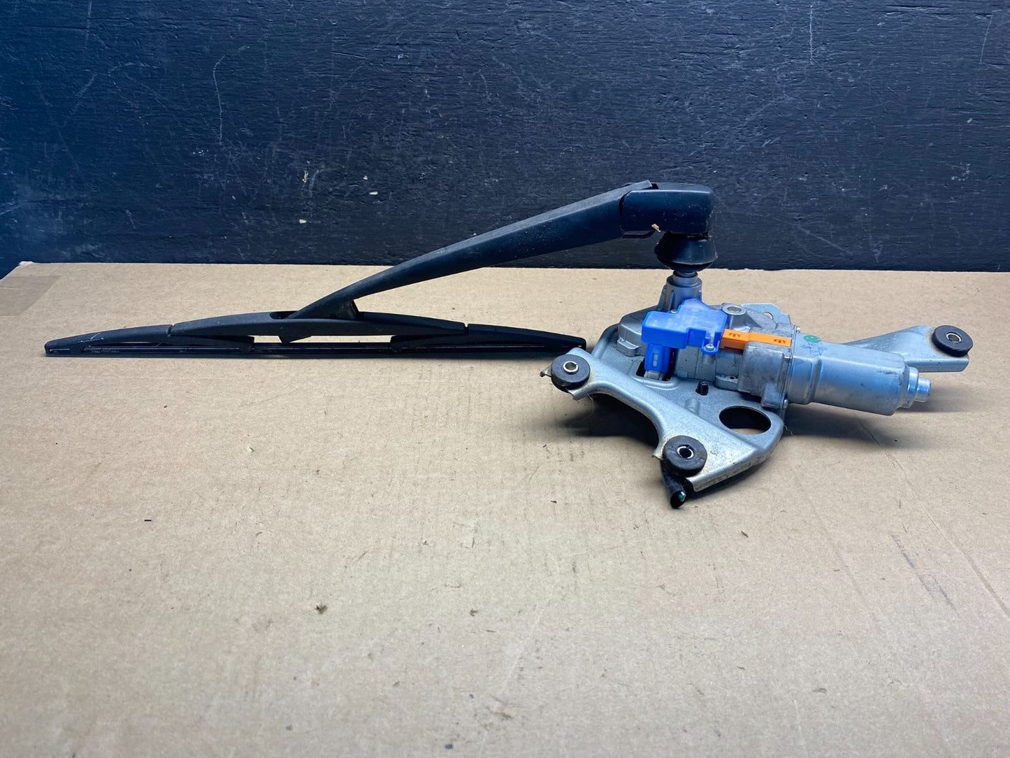 2010 to 2014 Subaru Outback Rear Windshield Wiper Motor AE73891