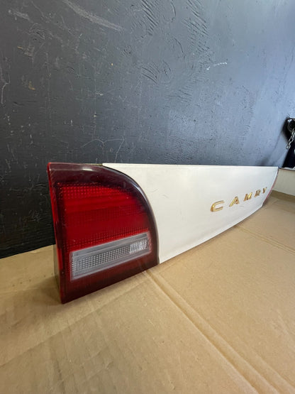 1995 1996 Toyota Camry Center Trunk Rear Tail Light AC5274 DG1