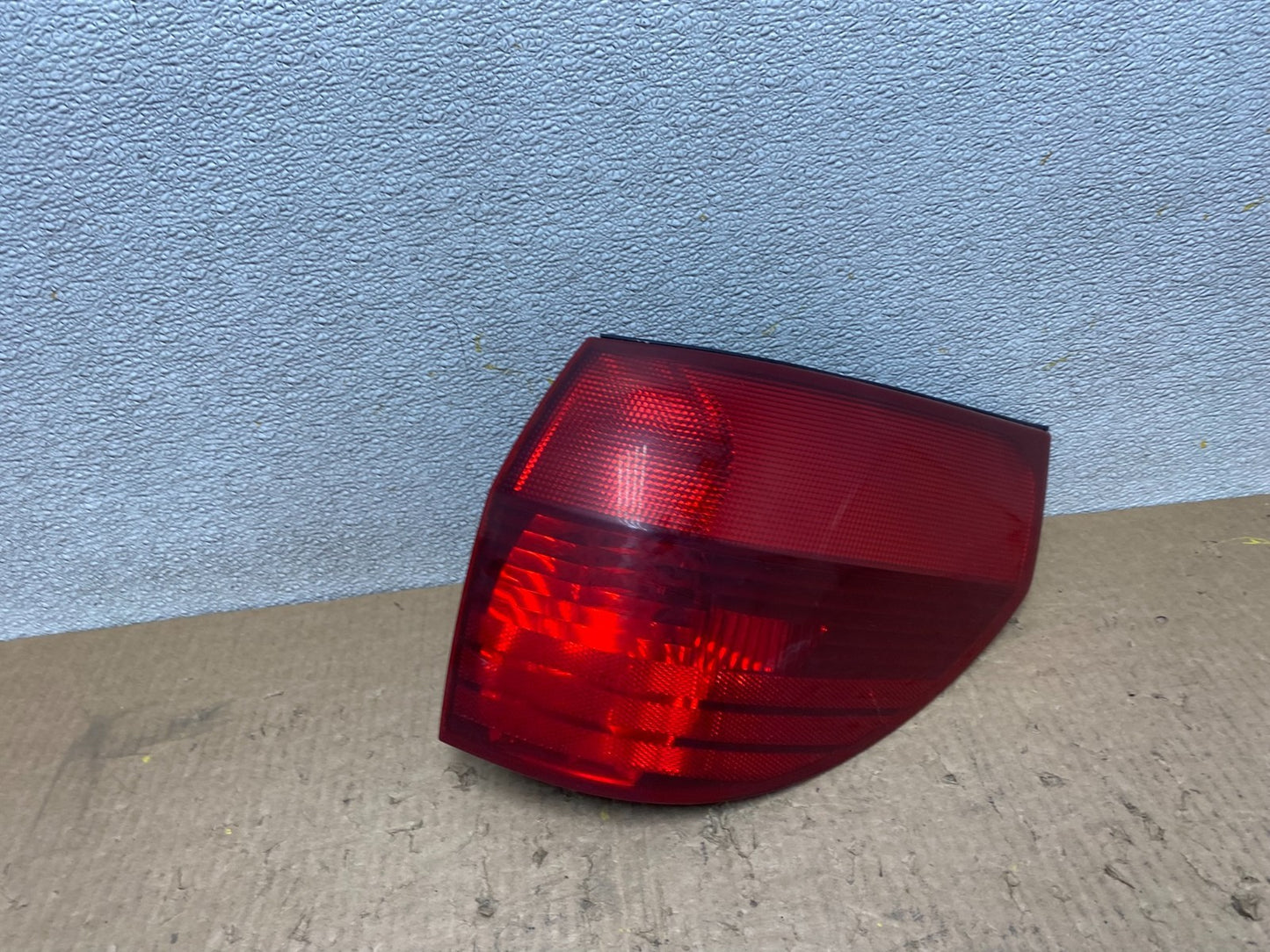 2004-2005 Toyota Sienna Right Passenger Rh Side Tail Light W7472 DW0