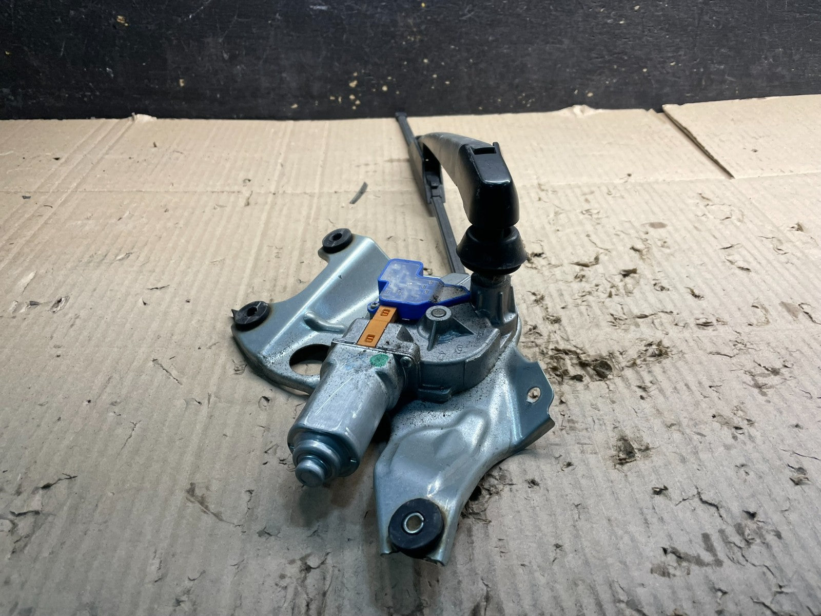 2010 to 2014 Subaru Legacy Outback Rear Windshield Wiper Motor x8311 DG4