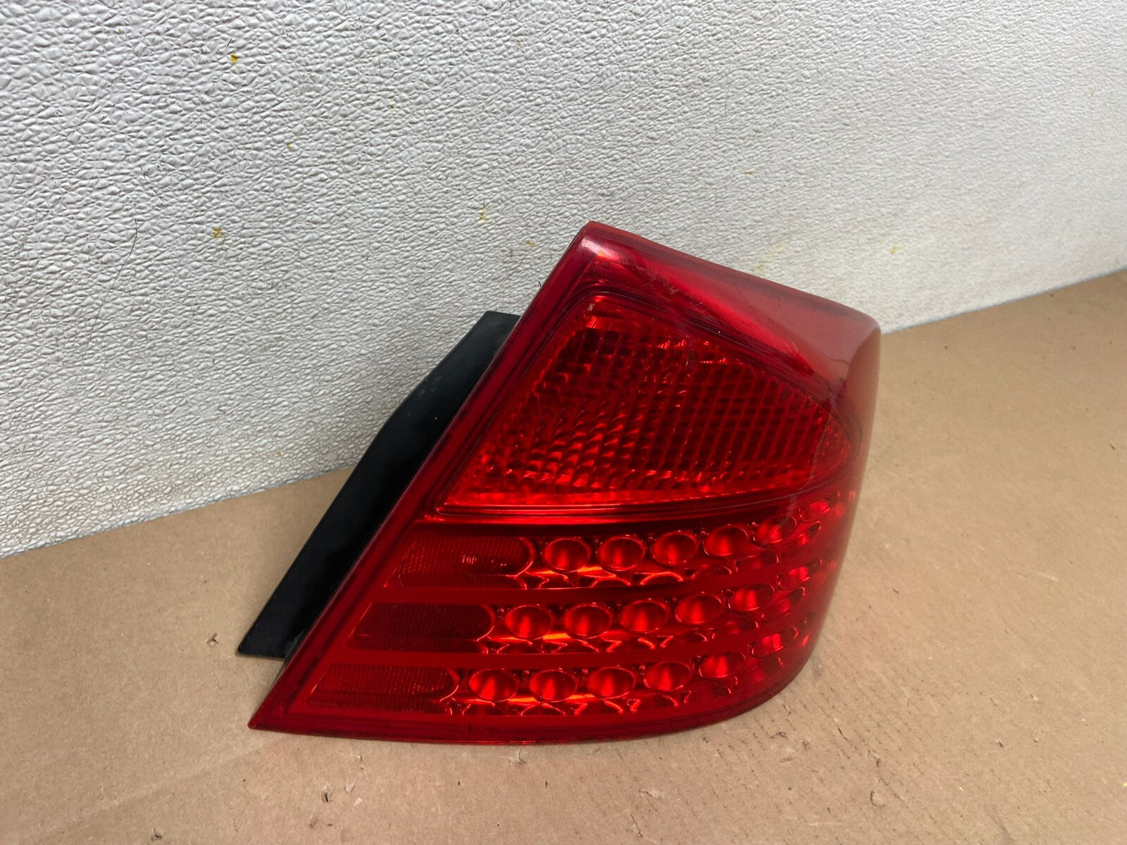 2003 to 2004 Infiniti G35 Right Passenger Rh Side Tail Light E09972