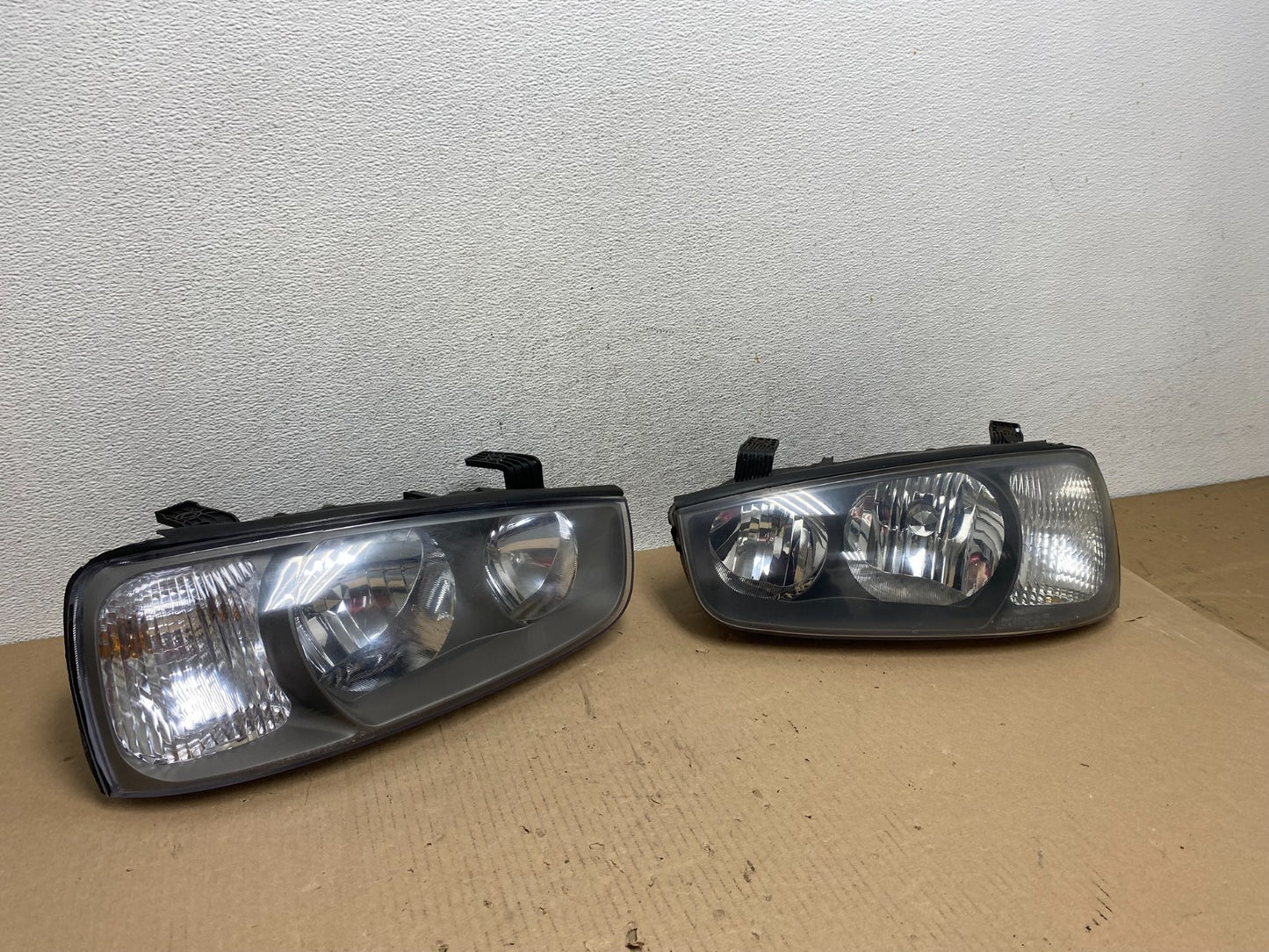 2001 2002 2003 Hyundai Elantra Left+Right Side Set Halogen Headlights AE7256 DW2