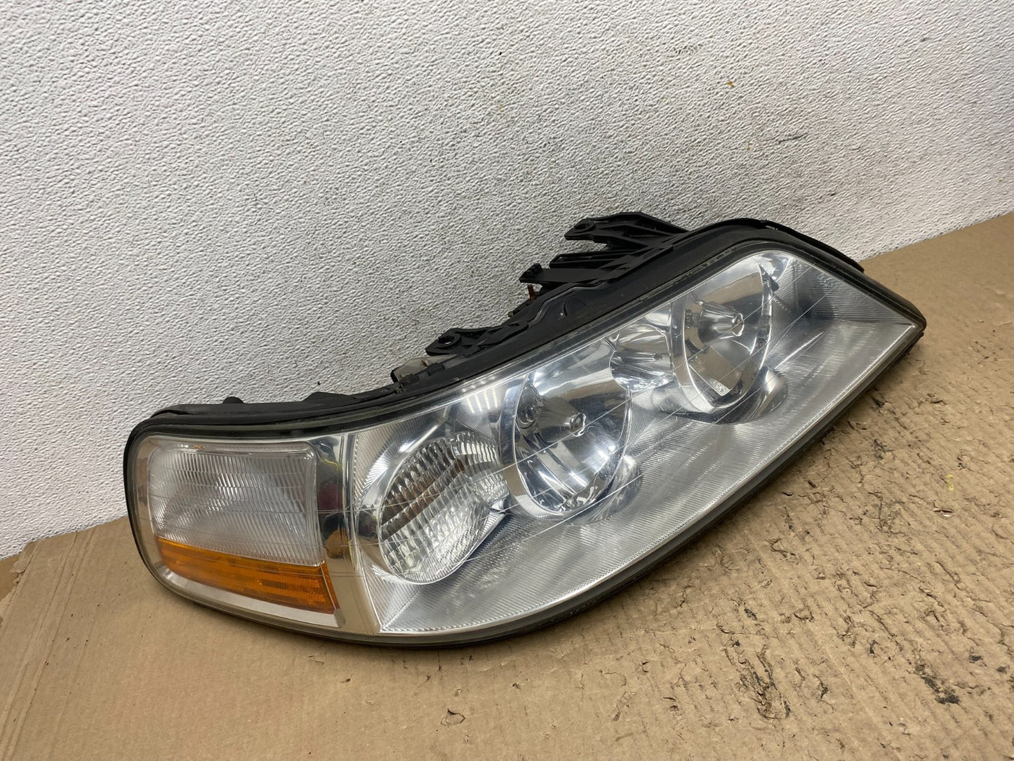 2005 to 2011 Lincoln Town Car Right Passenger Rh Side Headlight AF7195 DW0