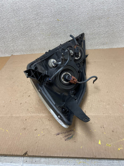 2004-2005 Toyota Sienna Right Passenger Halogen Headlight OEM Z6181 DW8