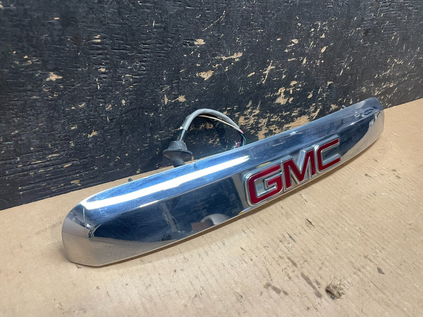 2007-2012 GMC Acadia Chrome Tailgate Rear Finish Molding Back W/Camera AC1875 DG1