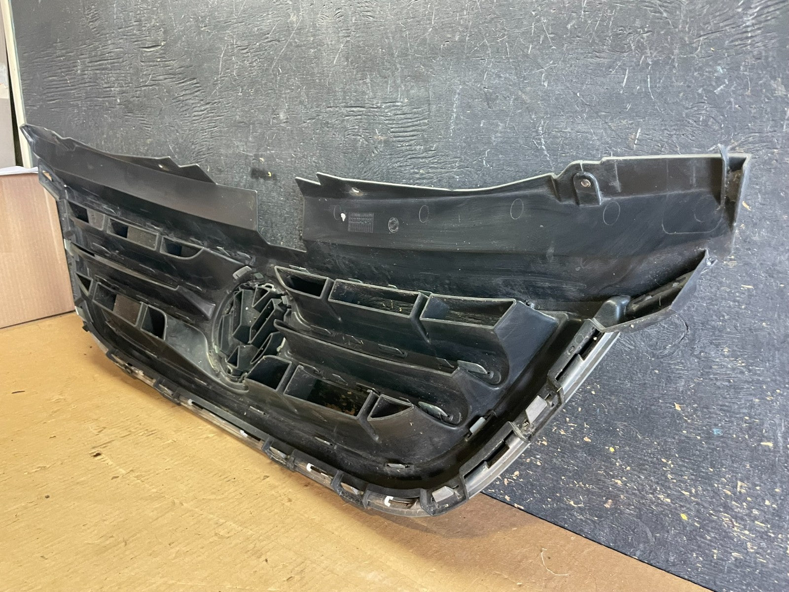 2009 to 2014 Volkswagen Routan Front Upper Grill Grille OEM AA2301 DG9