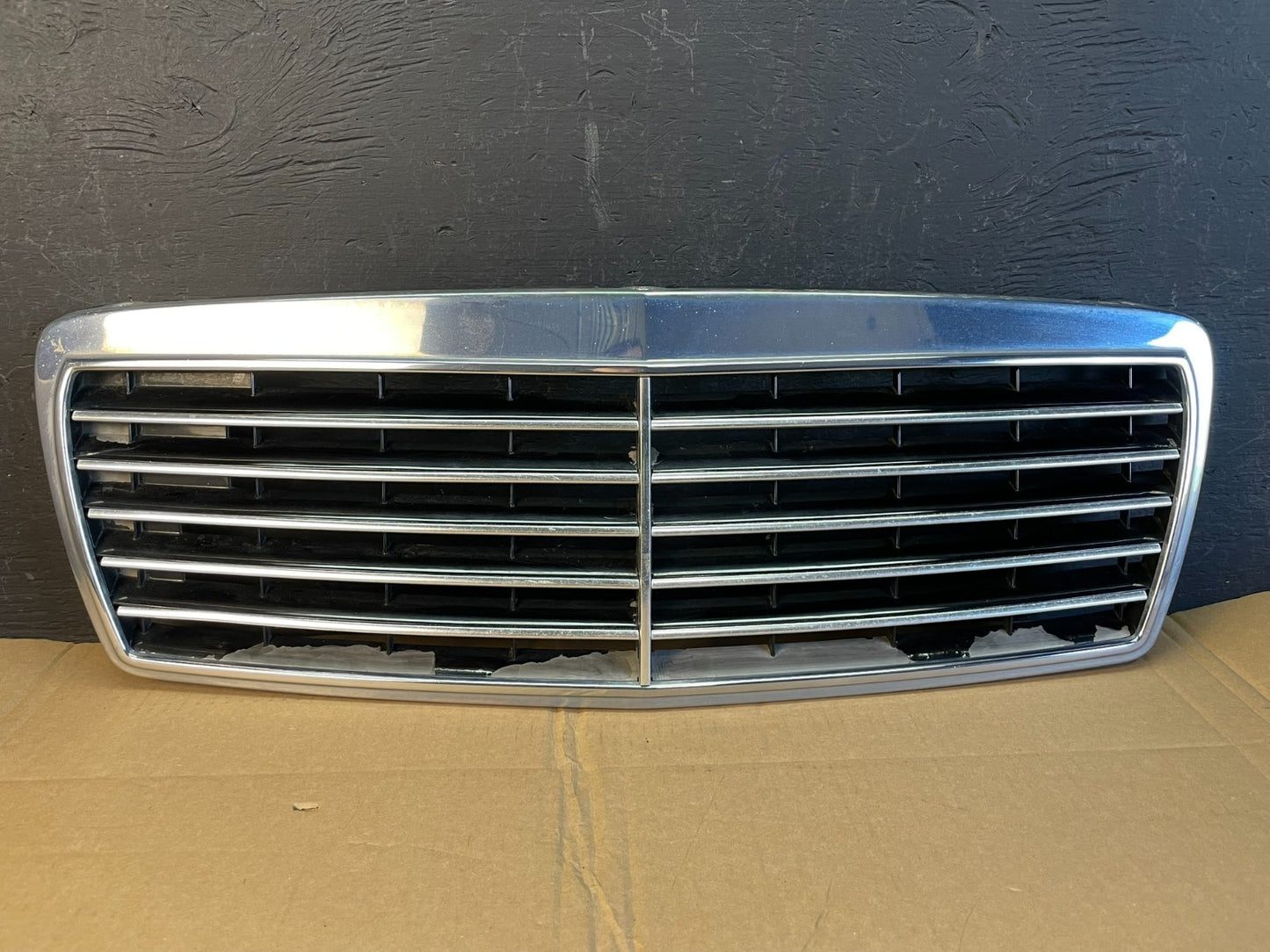 1996 to 1999 Mercedes Benz E320 Front Upper Grill Grill 2108880123 ac5294 DG0