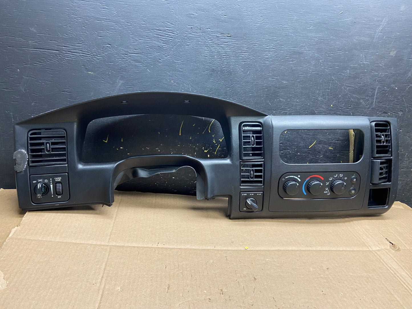 2001 2004 Dodge Dakota Speedometer Climate  Control Radio Panel Bezel Y2150 DG0