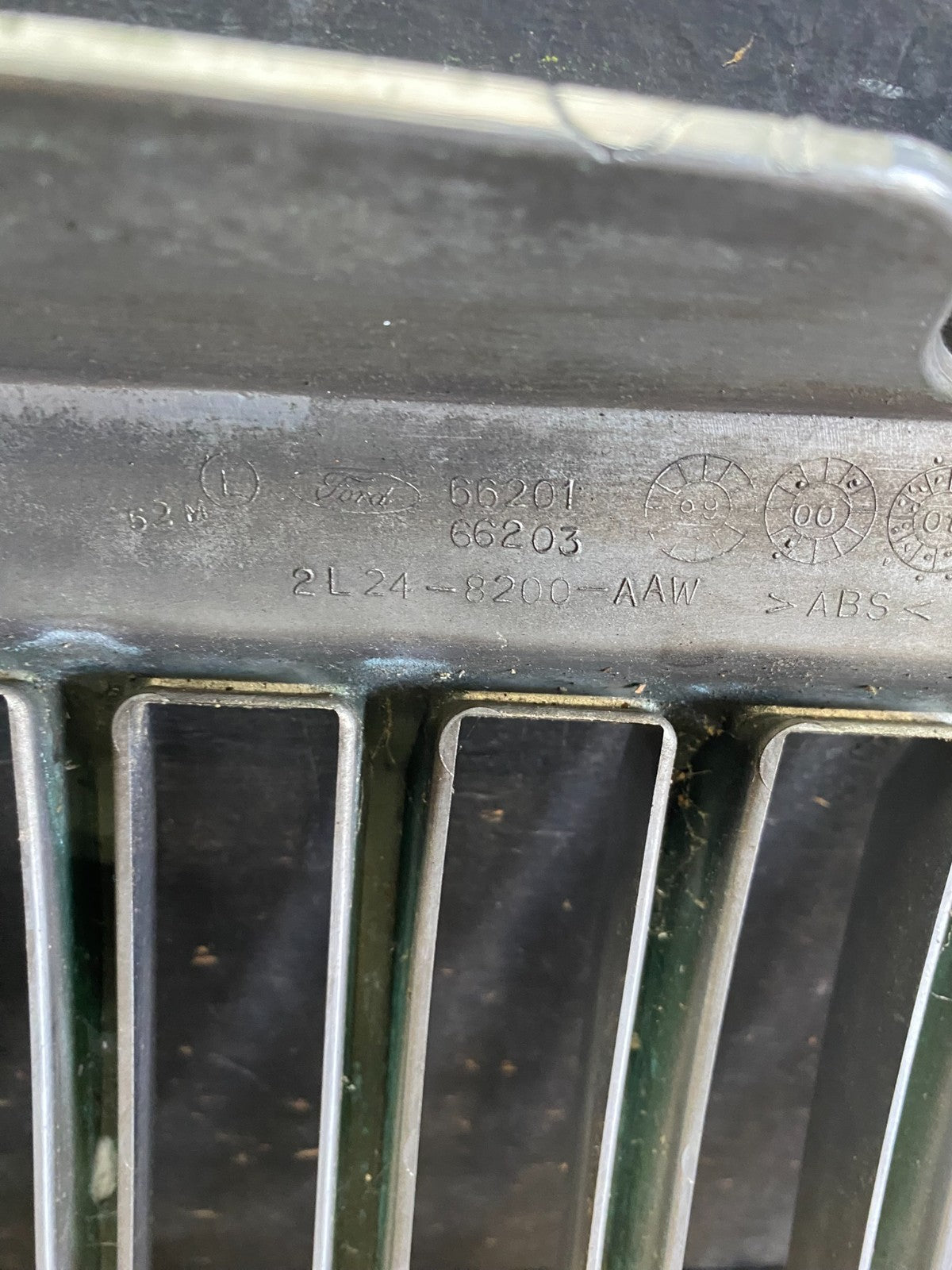 2002 to 2005 Mercury Mountaineer Front Upper Grill Grille P8780 DG10