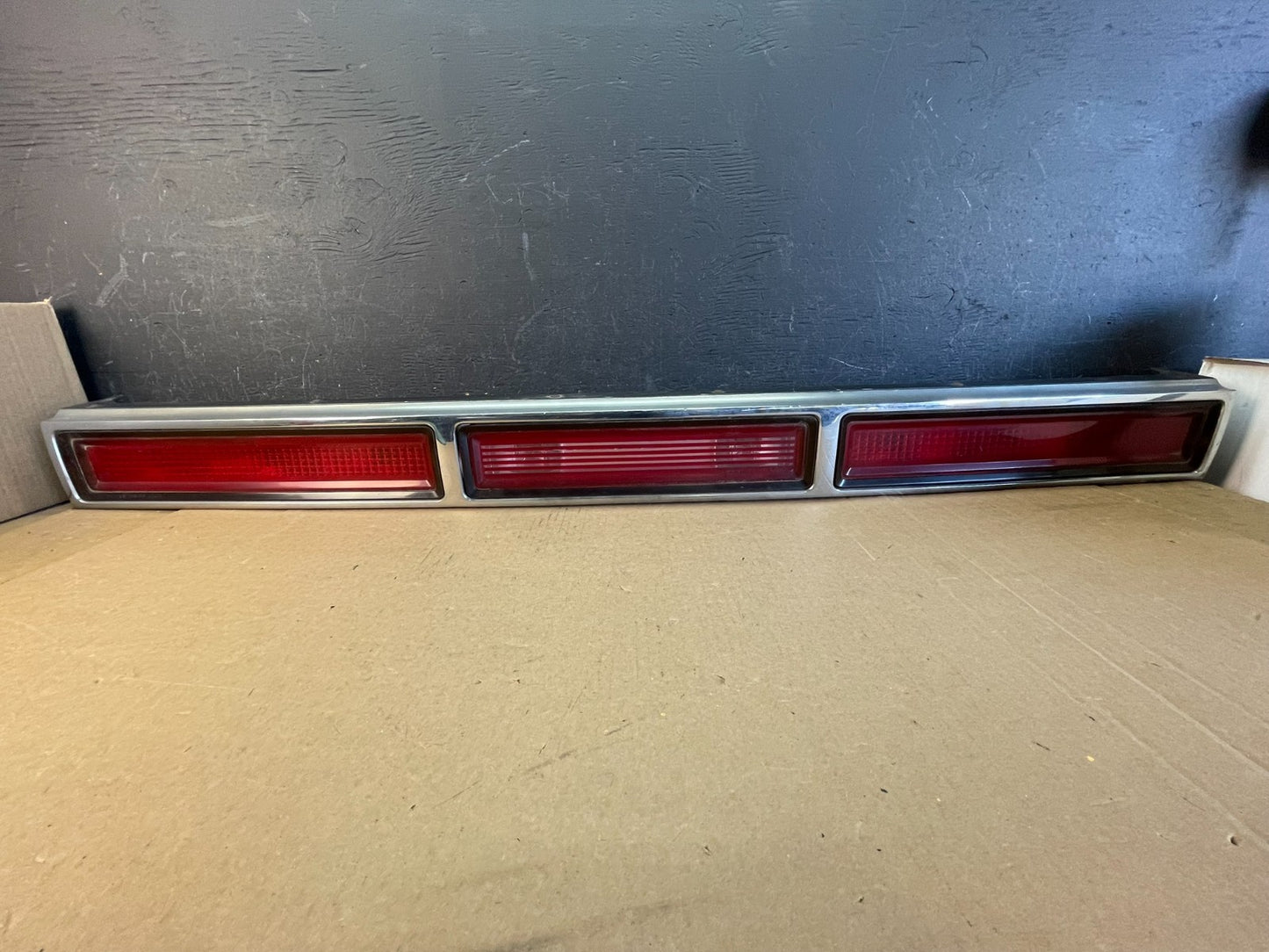 1995 to 1997 Lincoln Town Car Center Trunk Brake 3RD Tail Light ad0054 DG0