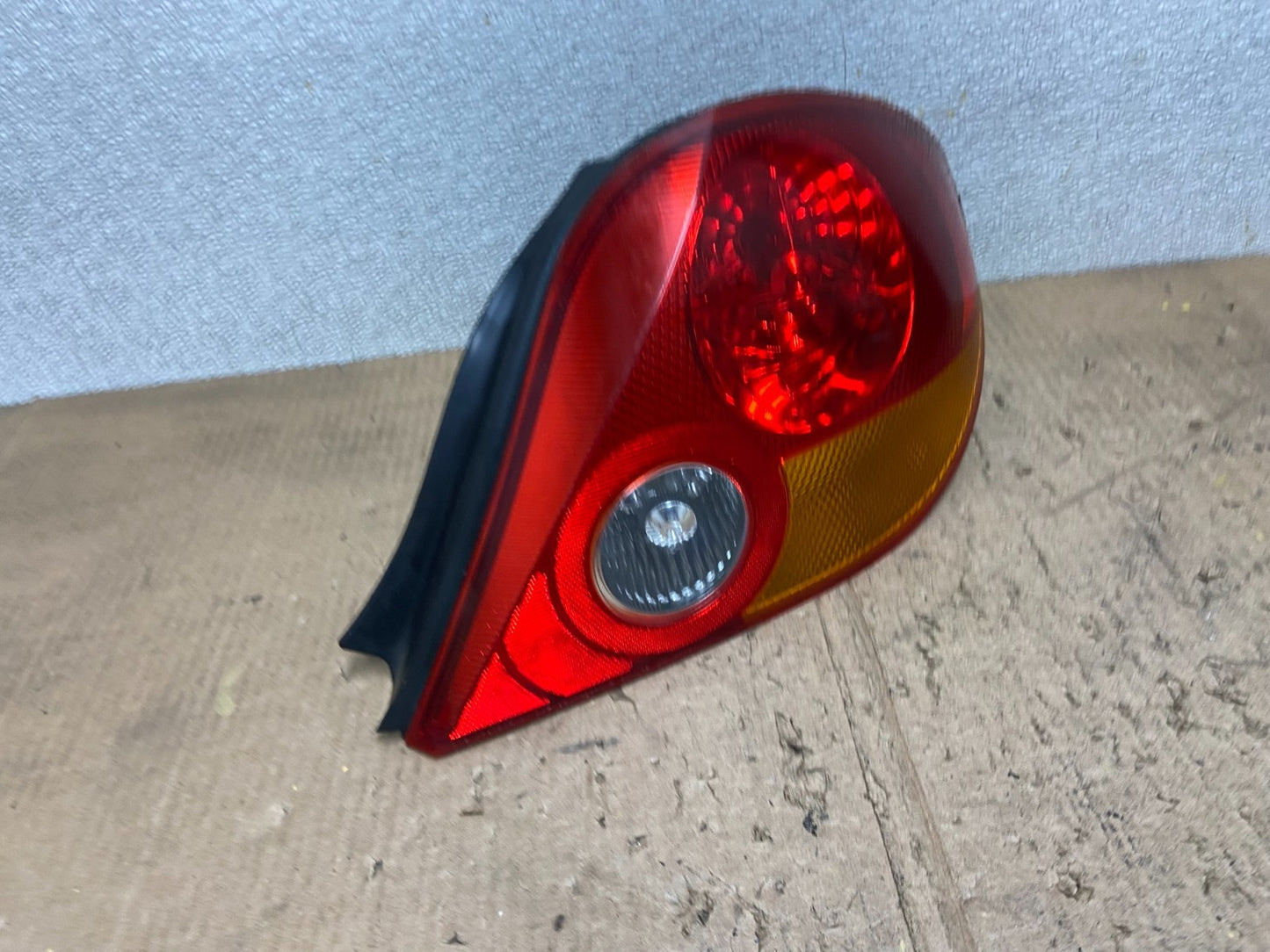 2003 2004 Hyundai Tiburon Coupe Right Passenger Rh Side Tail Light Oem AA8452 LK2