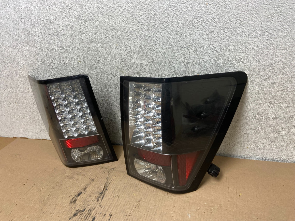 2005-2006 Jeep Grand Cherokee Left+Right Set Black LED Tail Lights AH1134 DG2