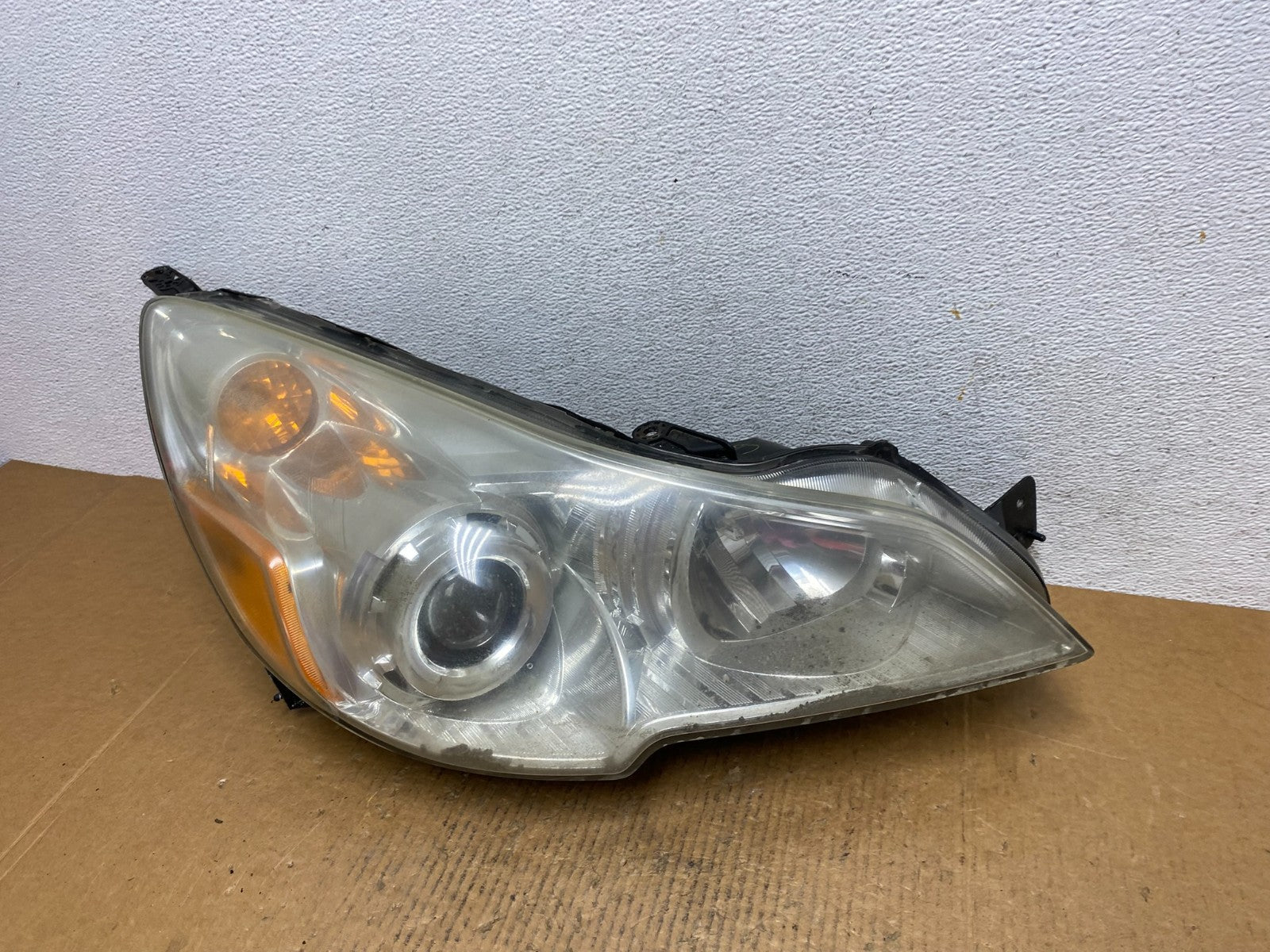 2010-2012 Subaru Legacy Outback Right Passenger Headlight AE0640 DW1