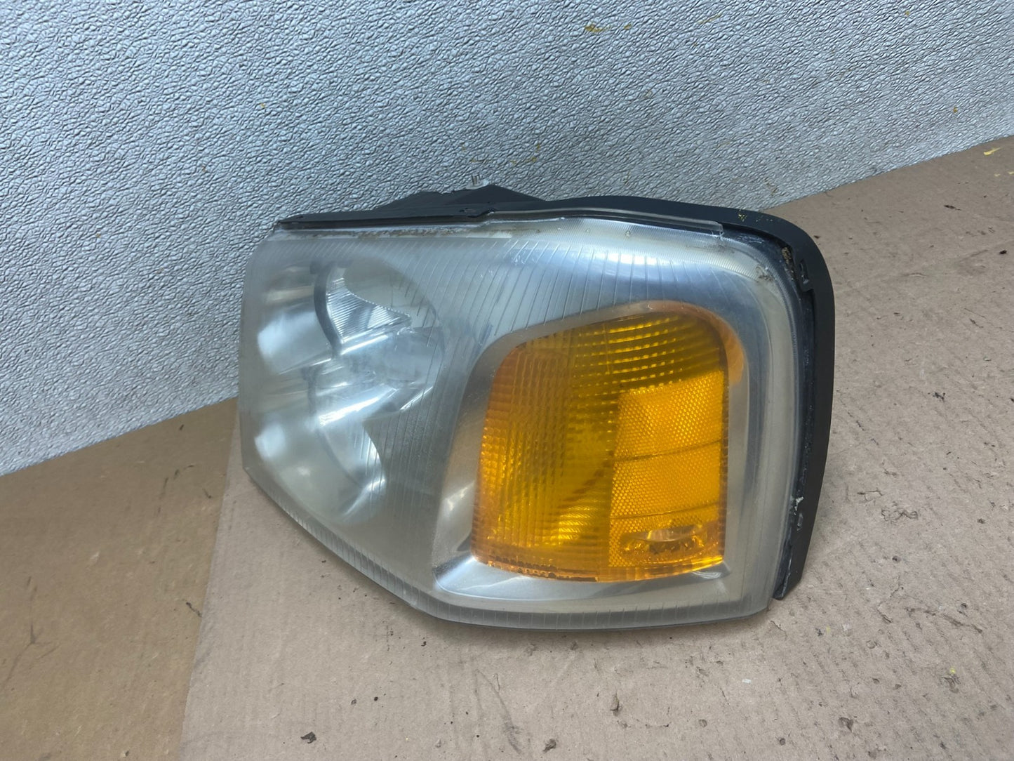 2002 to 2009 Gmc Envoy Left Driver Lh Side Headlight Halogen Oem AA0607 DW1