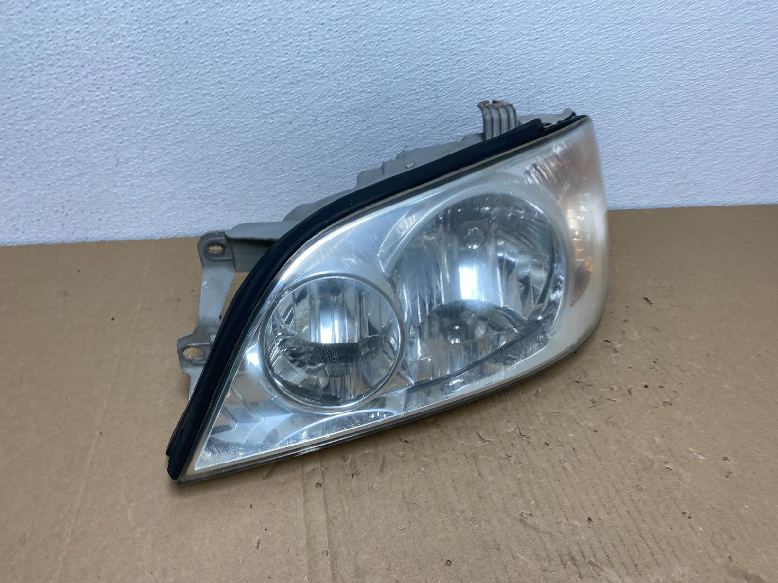 2002 to 2005 Kia Sedona Left Driver LH Side Headlight Oem AB6867 DW2