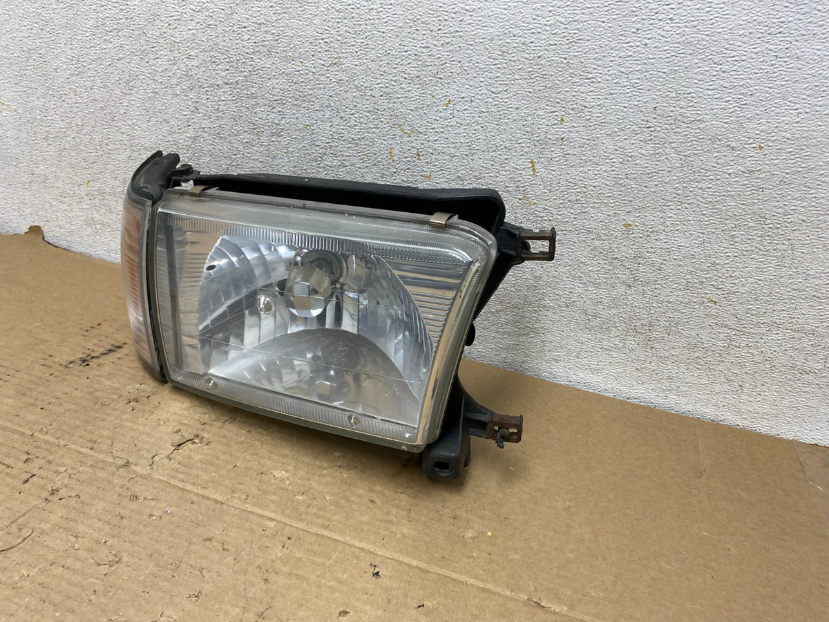 1999 to 2002 Toyota 4Runner Halogen Right Passenger RH Headlight AH8150 DW2