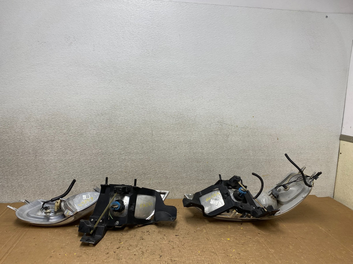 1997 to 2005 Chevrolet Venture Montana Left+Right Headlights V8297 DW14