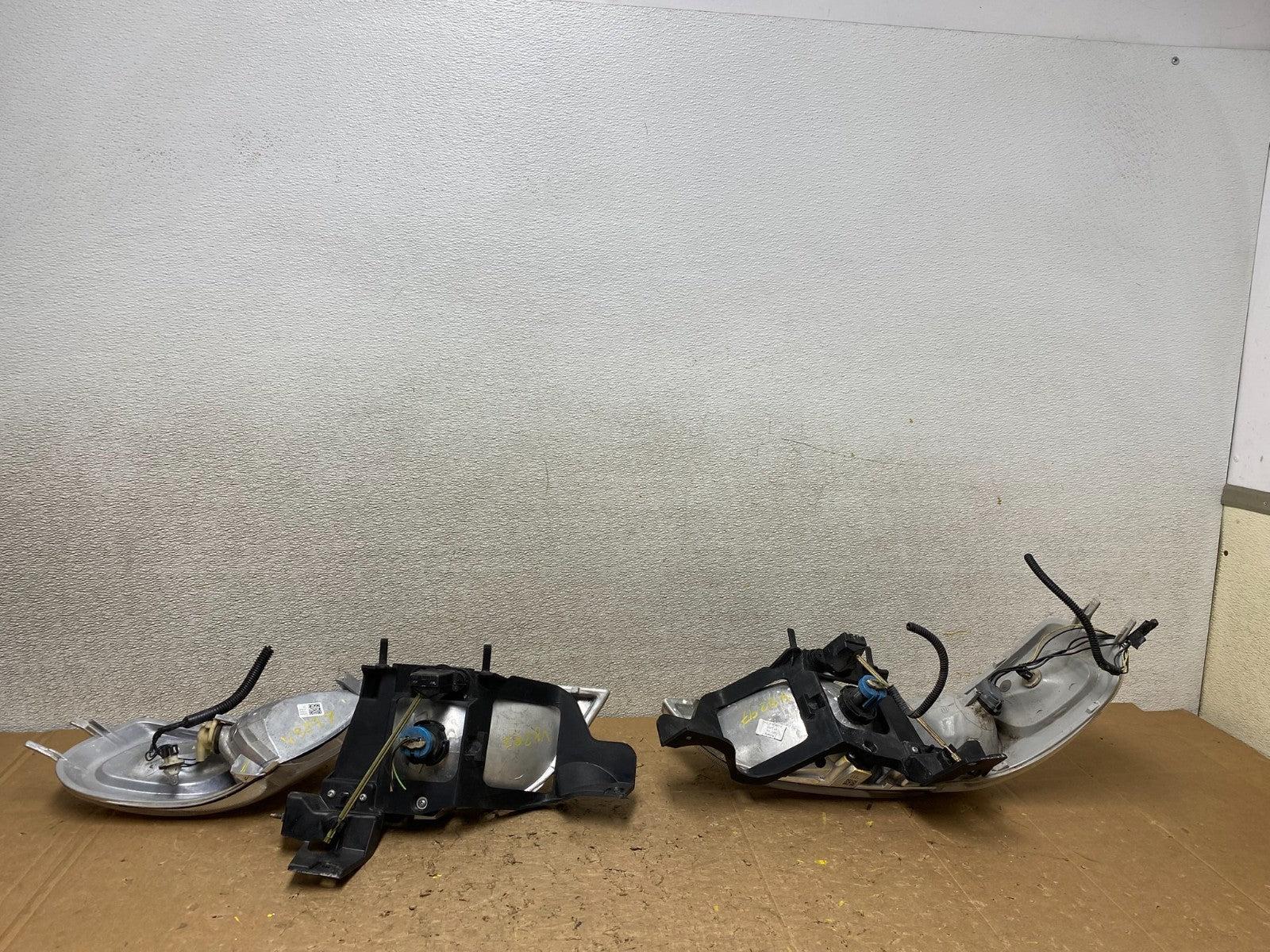 1997 to 2005 Chevrolet Venture Montana Left+Right Headlights V8297 DW14