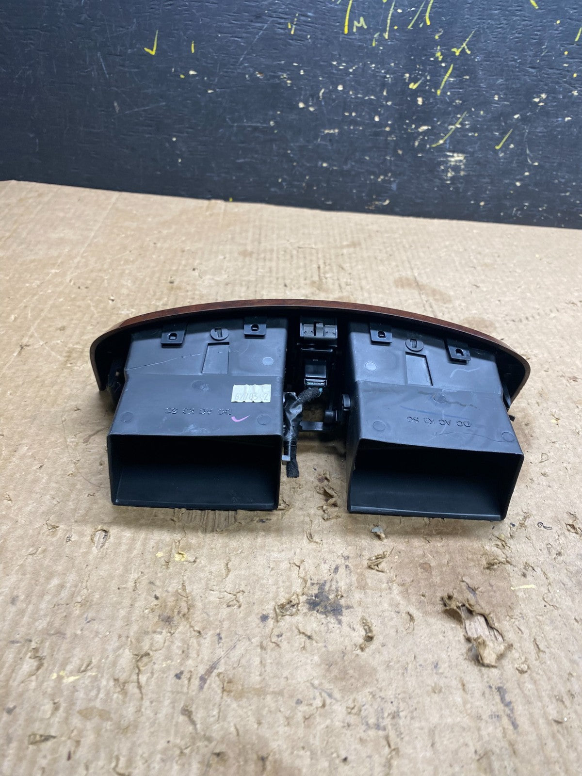 2004 to 2009 Cadillac SRX Front Center Dash A/C Air Vent Z7423 DG3