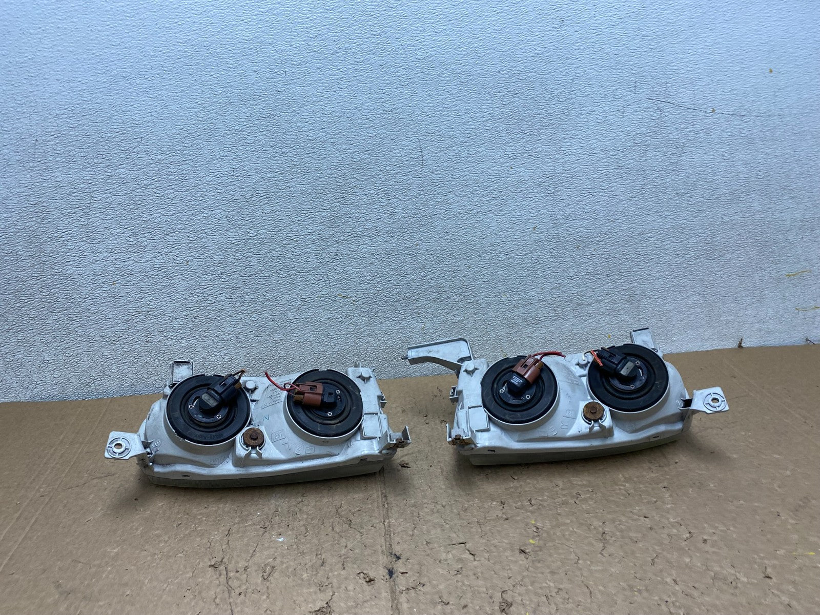 2001-2002 Toyota Corolla Left+Right Side Halogen Headlights OEM V3834 DW8