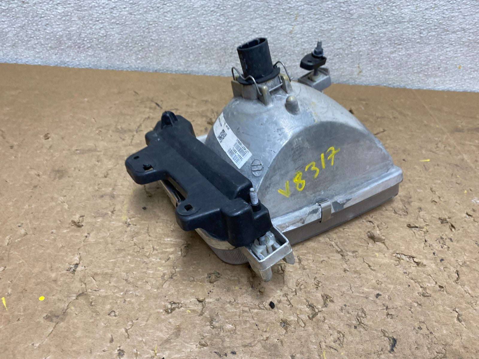 1998 1999 Nissan Frontier Left Driver LH Side Headlight Halogen Lamp V8317 DW5