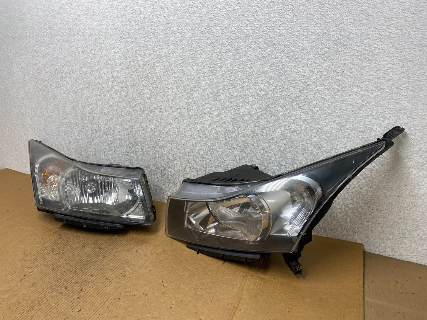2011 to 2015 Chevrolet Cruze Halogen Left+Right Set Headlights AE1227 DW1
