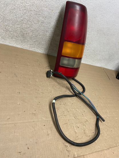 1999-2002 Chevrolet Silverado 1500 Right Passenger Side Tail Light AI2233 LK2