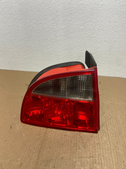 1998-2002 Maserati 3200 4200 GT Left Driver LH Tail Light ab8323 DG0