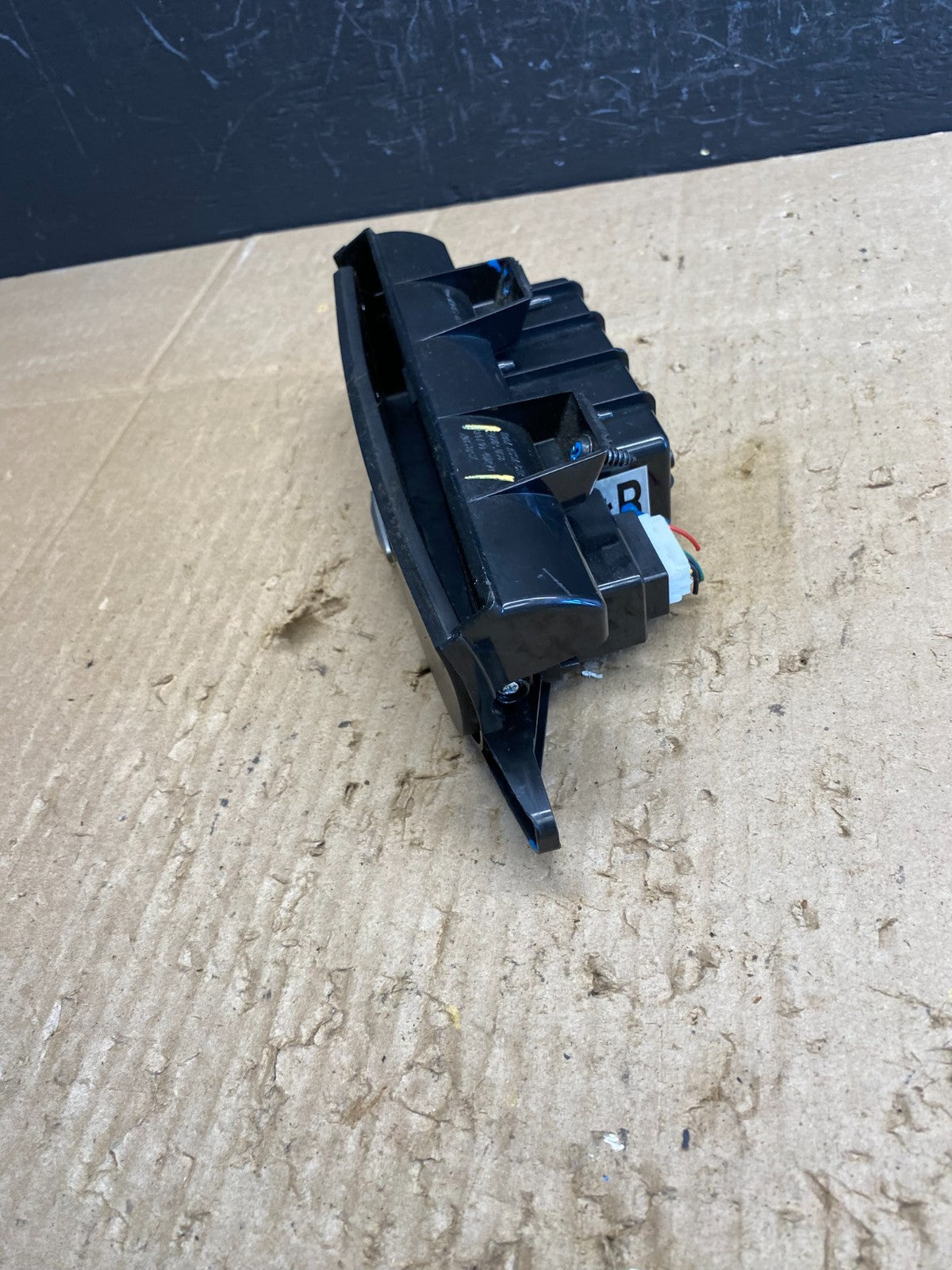 2006 - 2012 Kia Sedona Center Console Dash Storage Compartment Box AC4810 DG3