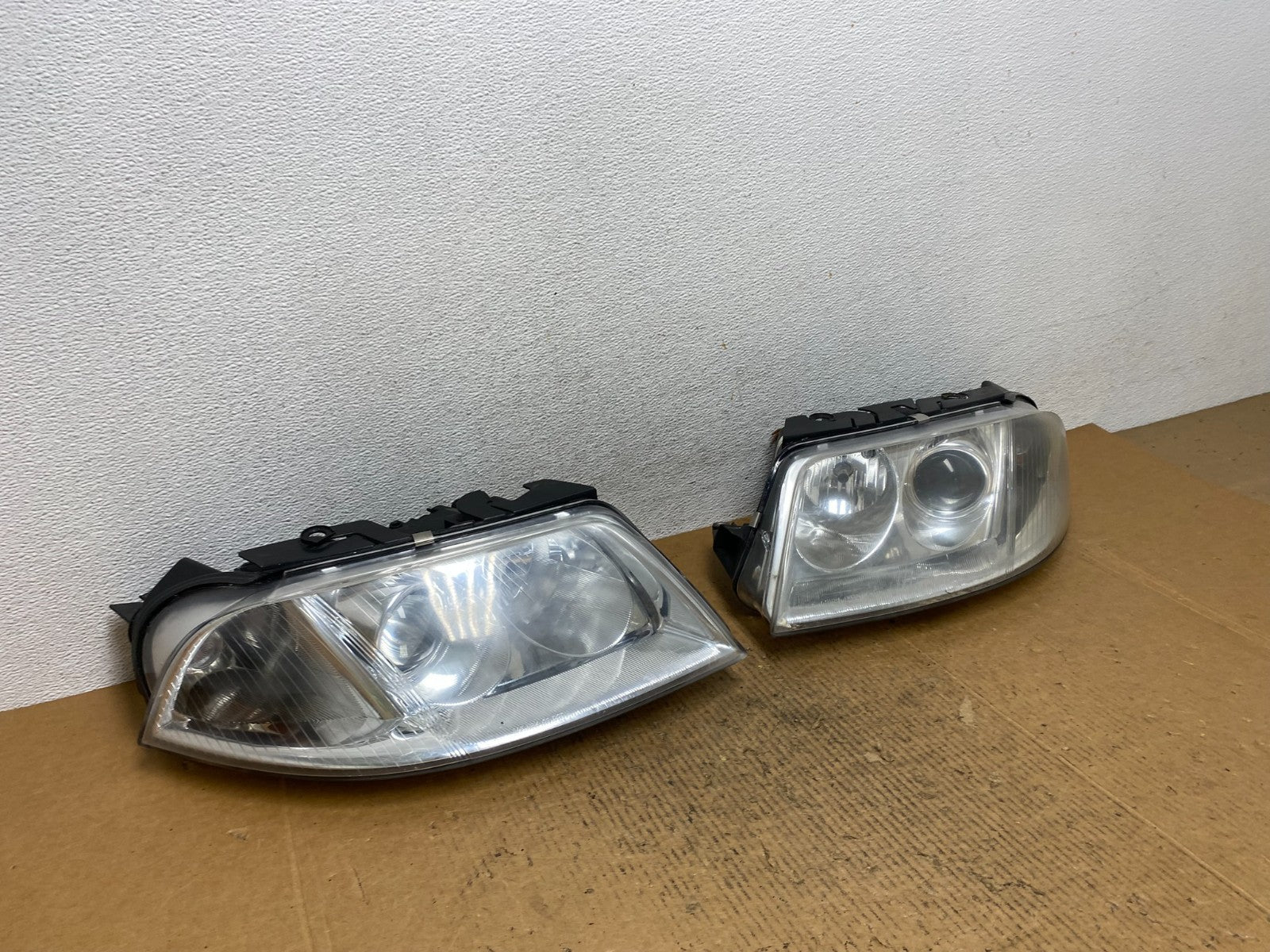 2001-2005 Volkswagen Passat Left+Right Set Headlights AE1467 DW2