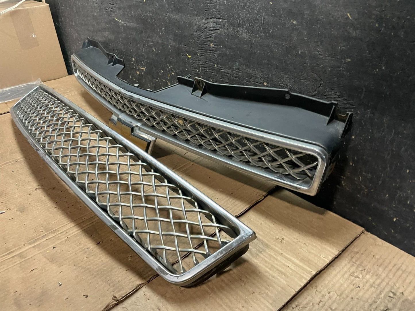2007 to 2014 Chevrolet Tahoe Suburban Lower Upper Grill Grille Set Oem W2264 DG1