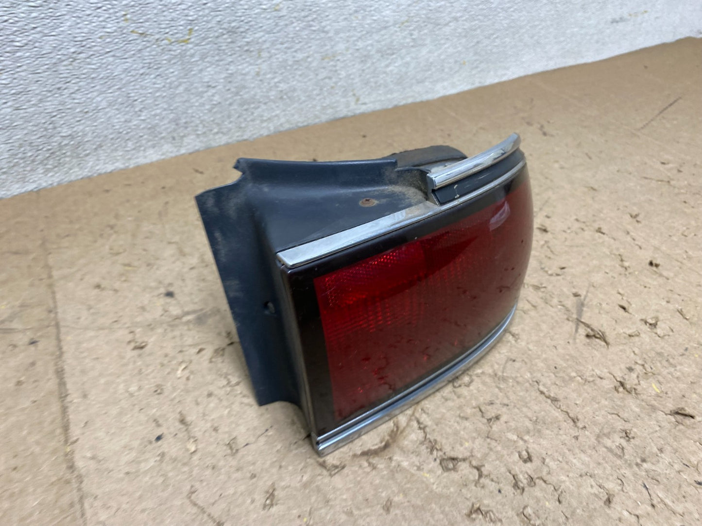1992-1996 Buick Lesabre Right Passenger Rh Side Tail Light Oem X2365 DW2