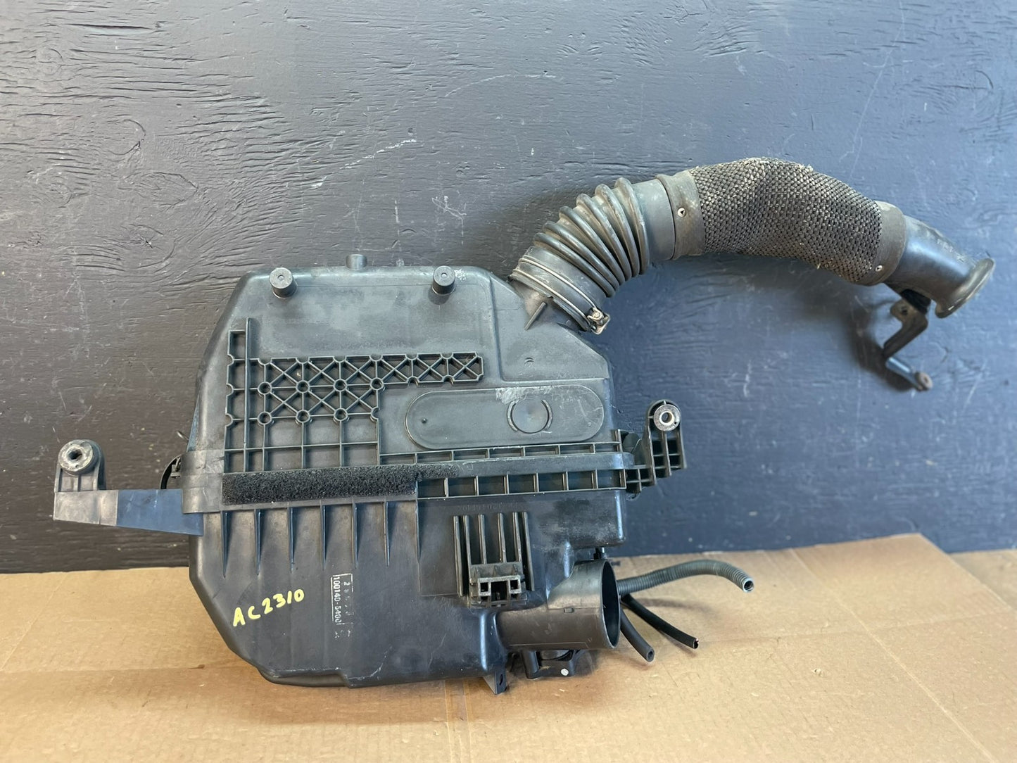 2004 to 2005 Toyota RAV4 Air Intake Cleaner Filter Box AC23103