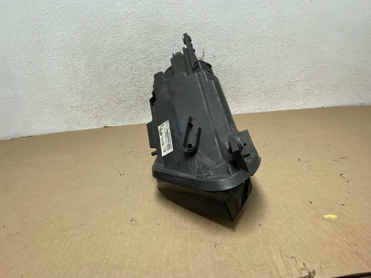2012 to 2018 Volkswagen Tiguan Right Passenger RH Halogen Headlight AG7913 DW6