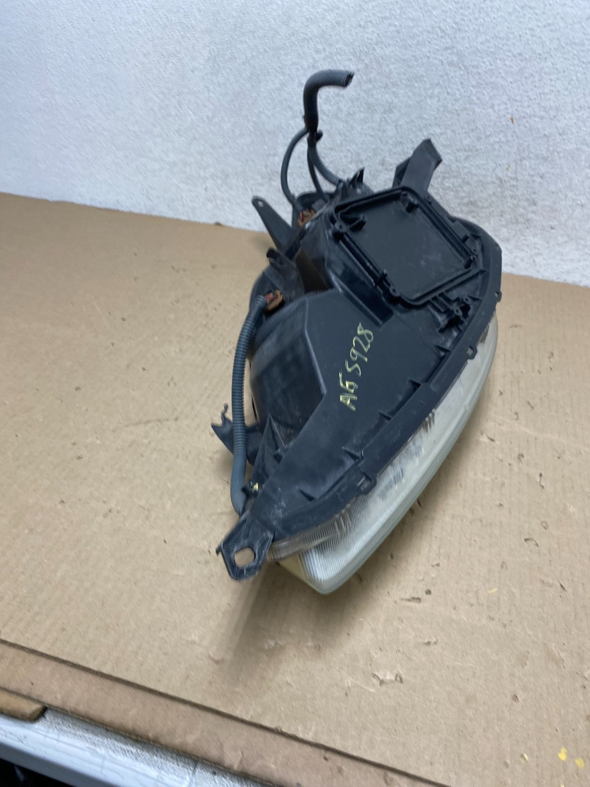 2004-2005 Toyota Sienna Right Passenger Halogen Headlight AG5928 DW10
