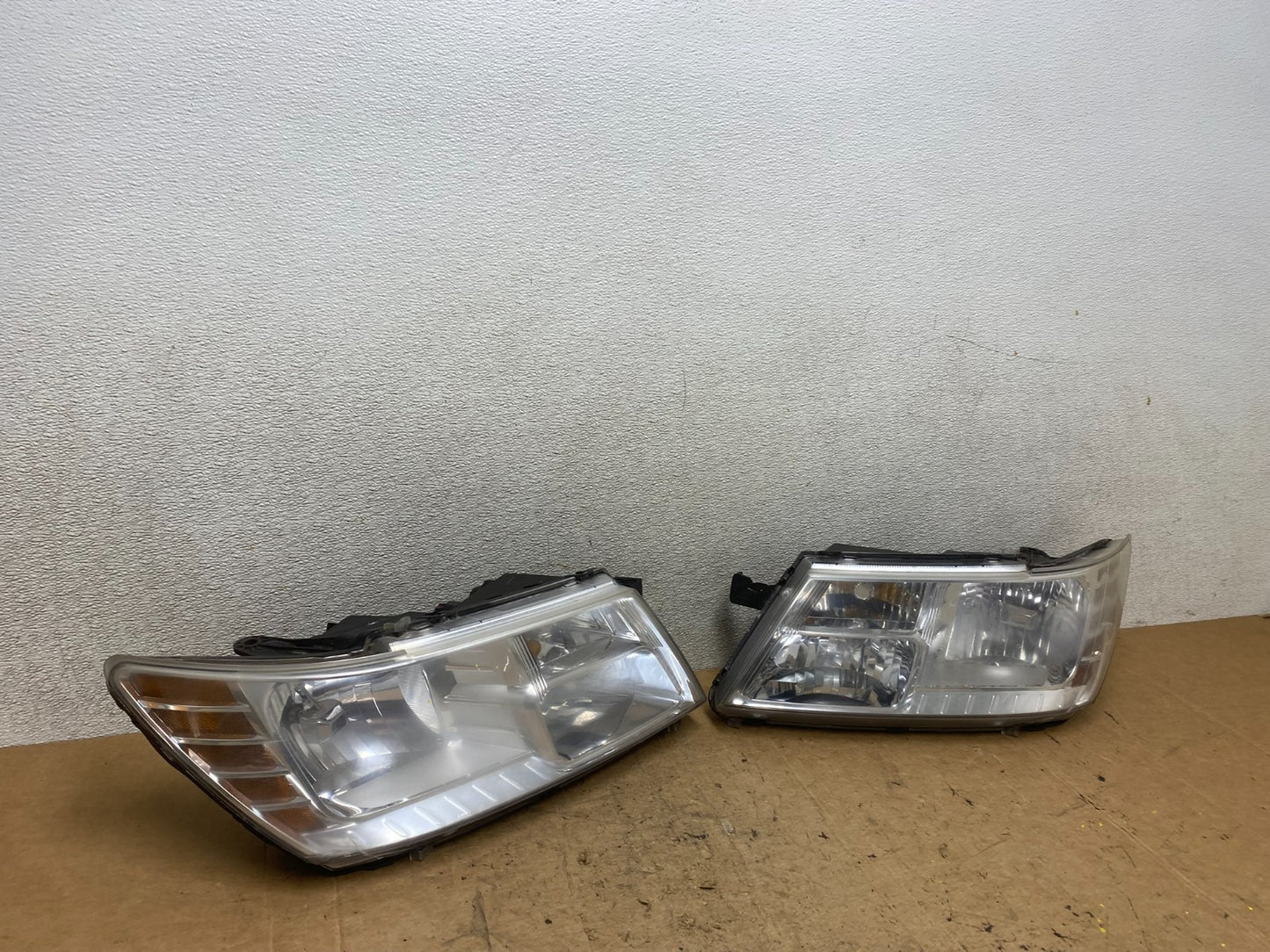 2009 to 2017 Dodge Journey Headlights Left+Right Set Halogen T5222 DW2