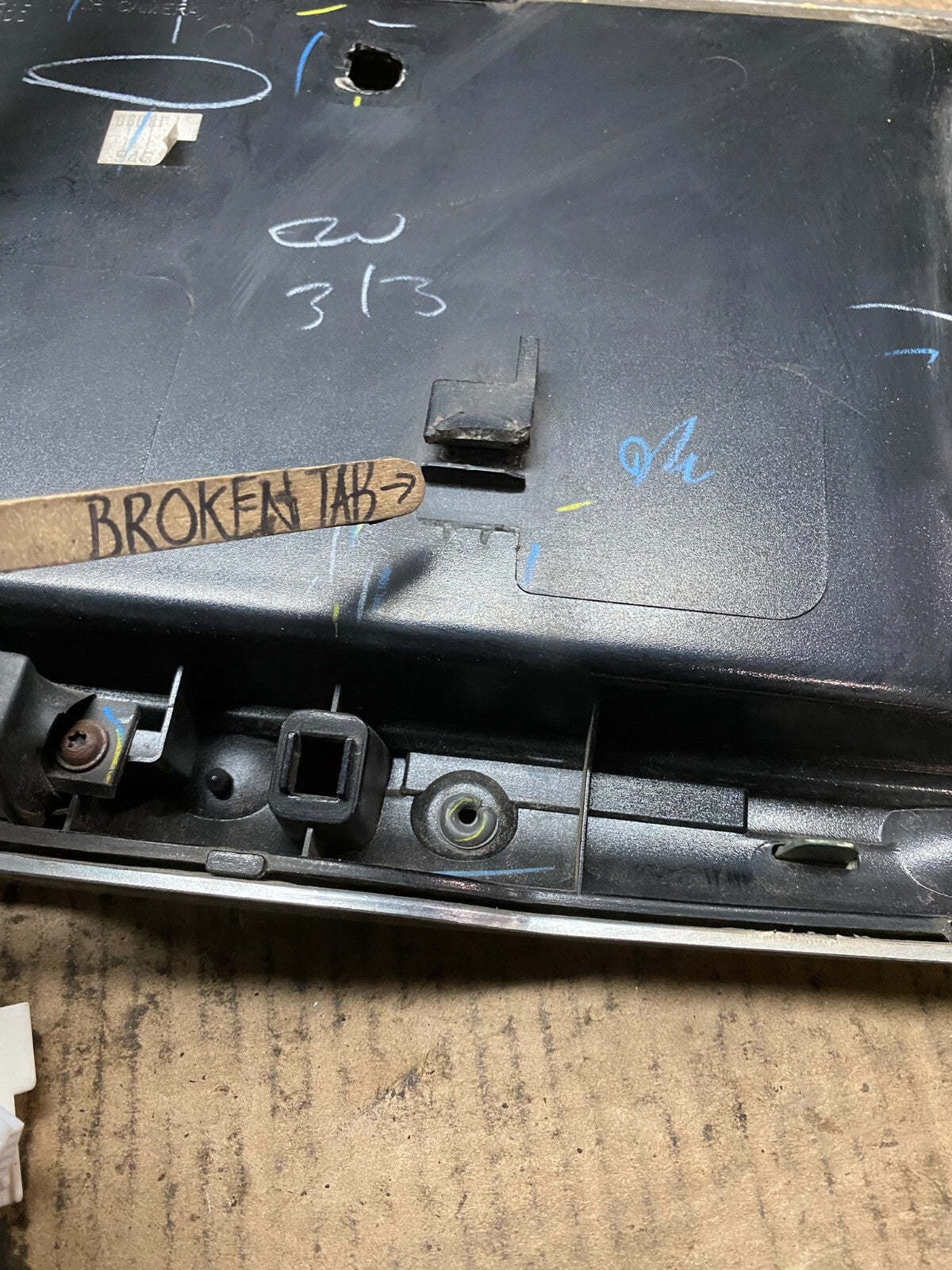 2004 to 2007 Infiniti QX56 License Plate Bracket With Camera N3278 PS14